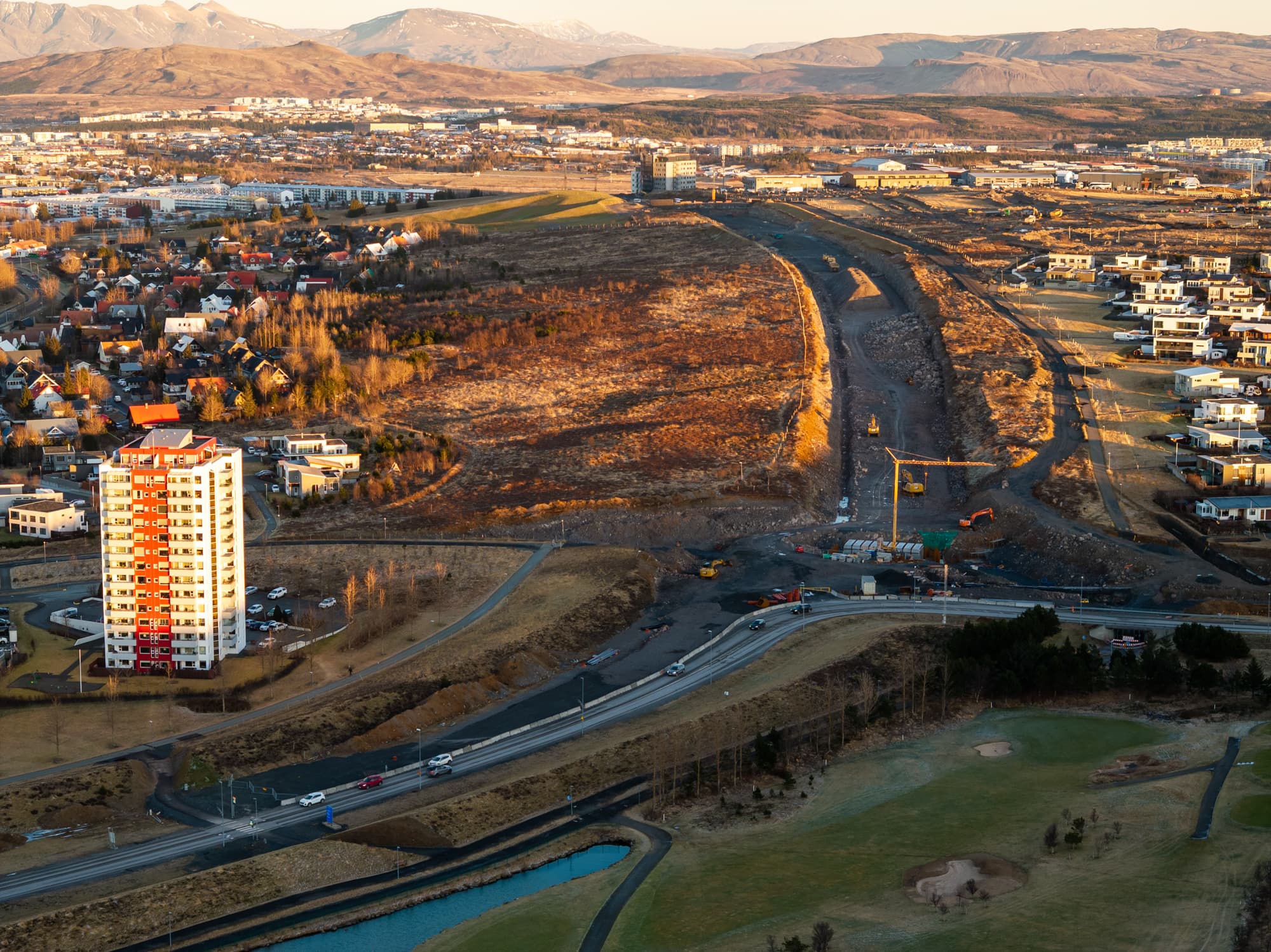 Vinna við Arnarnesveg í fullum gangi