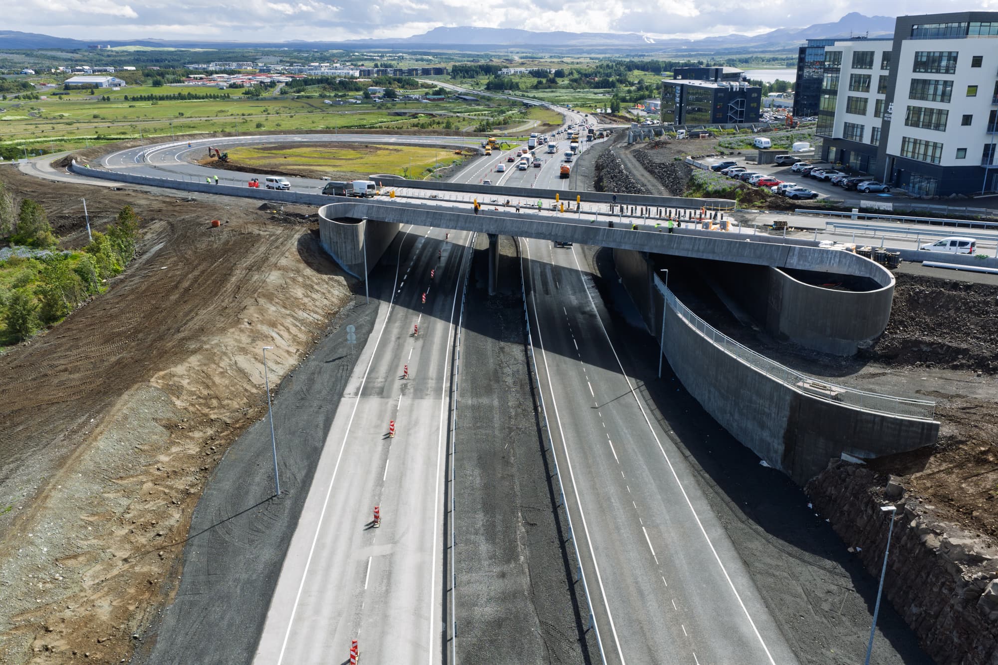 Ný brú yfir Breiðholtsbraut opnuð fyrir umferð á morgun