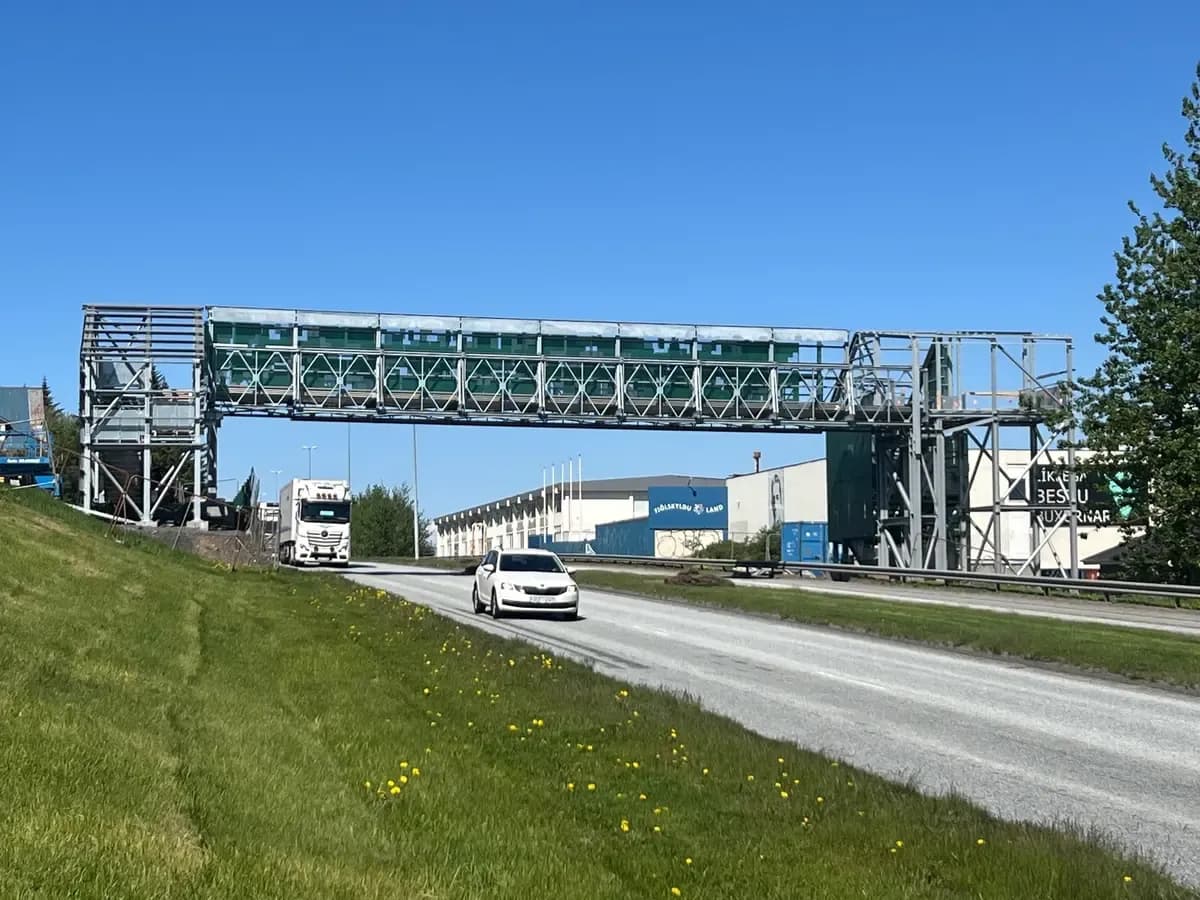 Göngu­brú á Sæbraut komin upp